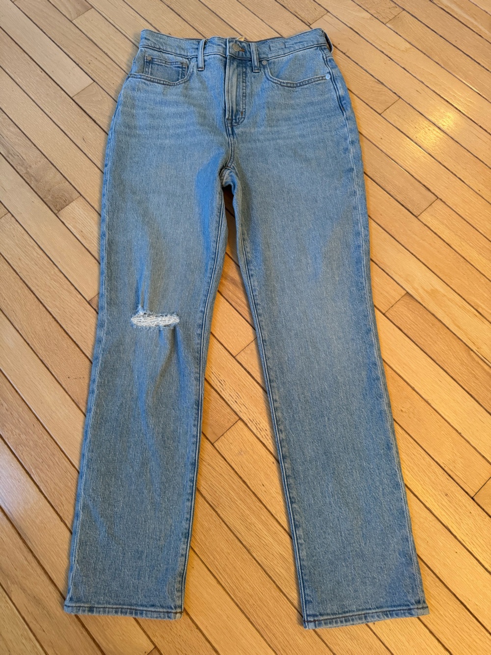 Madewell Size 4 “The Perfect Vintage Jean” straight leg with knee distress.NWOT